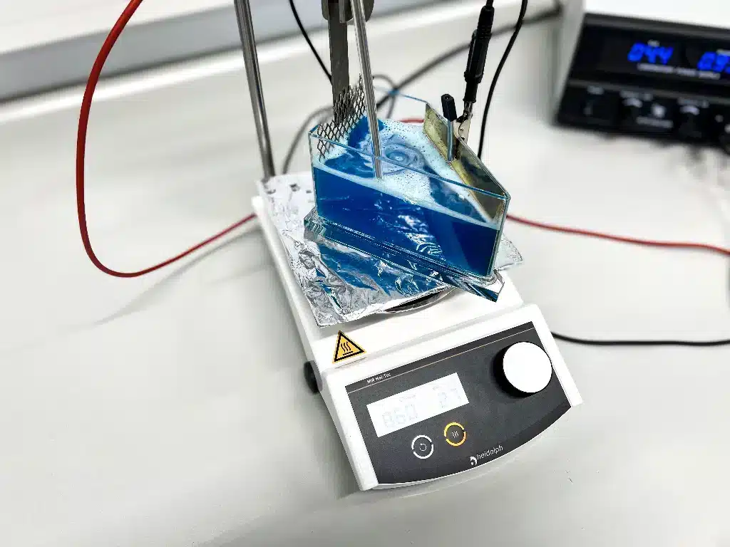 Hull cell test setup on a magnetic stirrer hot plate for electroplating bath analysis